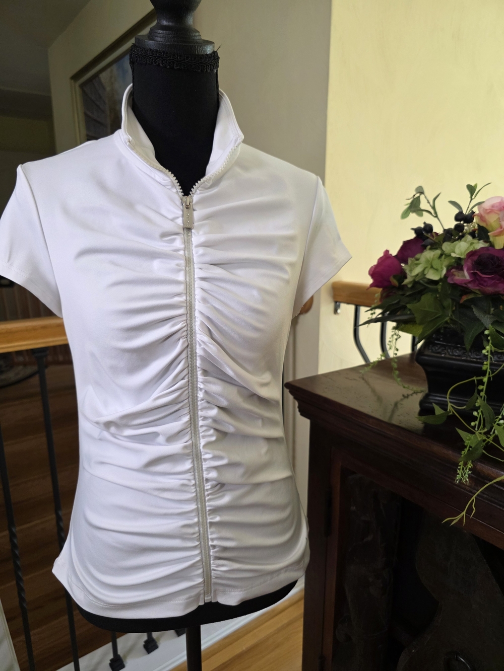 bebe White Ruched Zip-Front Short Sleeve Top with Stand Collar M